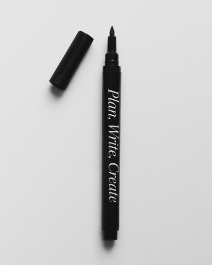 – Un marqueur craie noir utilisé pour écrire sur du verre plexi