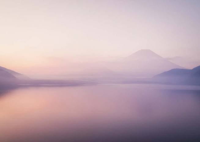 – Photo de paysage représantant un lac brumeux et le haut de mont Fuji en fond