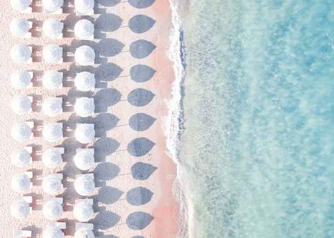 – Affiche d''une plage contenant des chaises longues et des parasols 