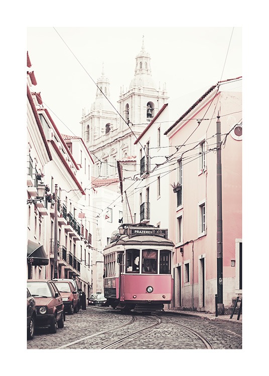  – Photographie de bâtiments roses et blancs bordant une rue avec un tramway au milieu