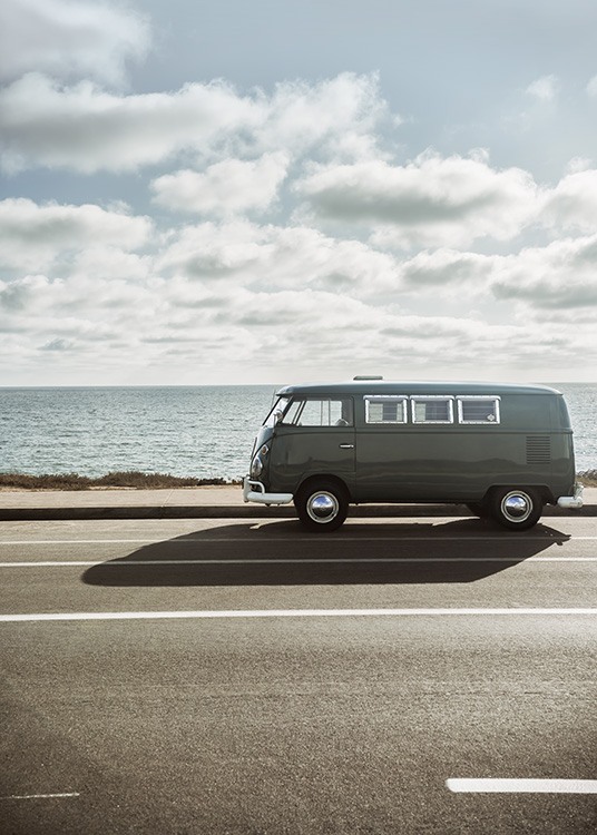  – Affiche vintage avec un vieux van vert foncé sur un route au bord de la mer