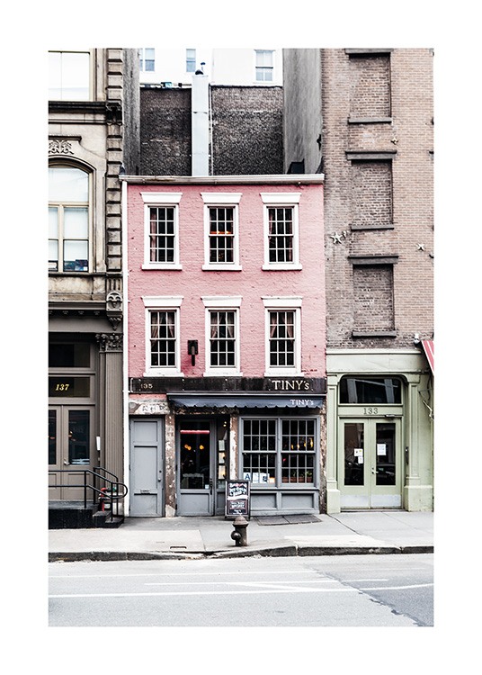  – Affiche photo riche en contraste d'une petite maison rose au milieu de deux grands buildings à New York