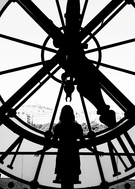  – Poster en noir et banc représentant une femme en face d'une grande horloge d'église à Paris