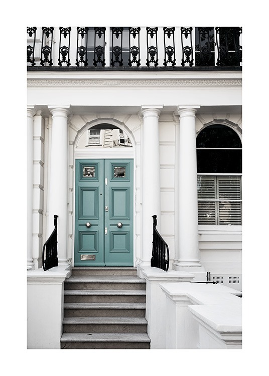  – Affiche photo montrant la porte d'entrée verte d'une vieille maison blanche