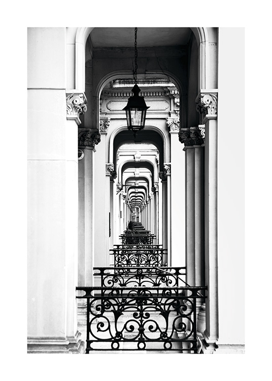 – Photo en noir et blanc des arches d'un vieil immeuble de Londres, qui semblent ne jamais s'arrêter