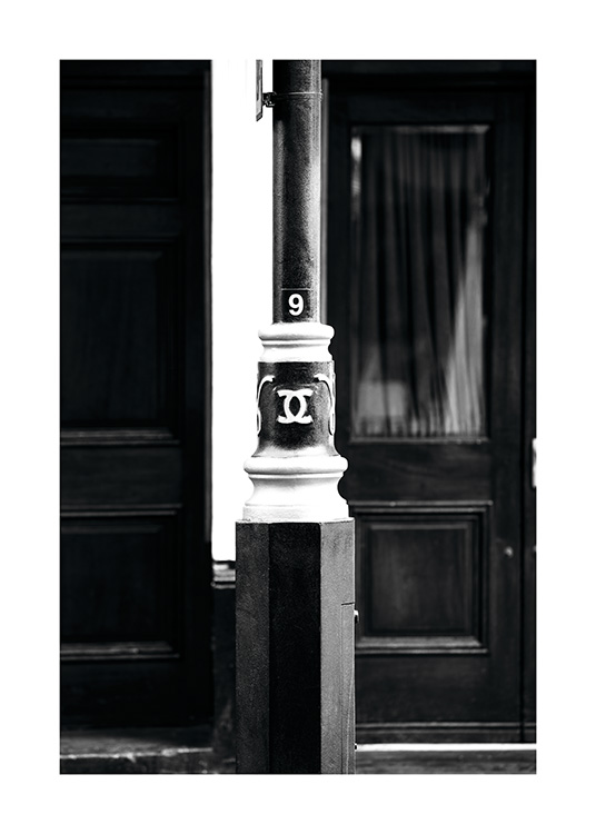  – Poster en noir et blanc de Londres montrant un lampadaire sur lequel on peut lire l'inscription \
