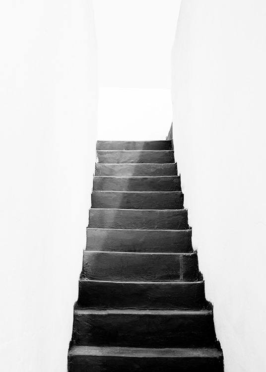 – Photographie d''un escalier sombre avec des murs blancs autour 