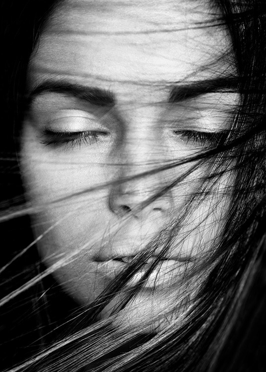 – Affiche en noir et blanc d''une femme aux yeux fermés 