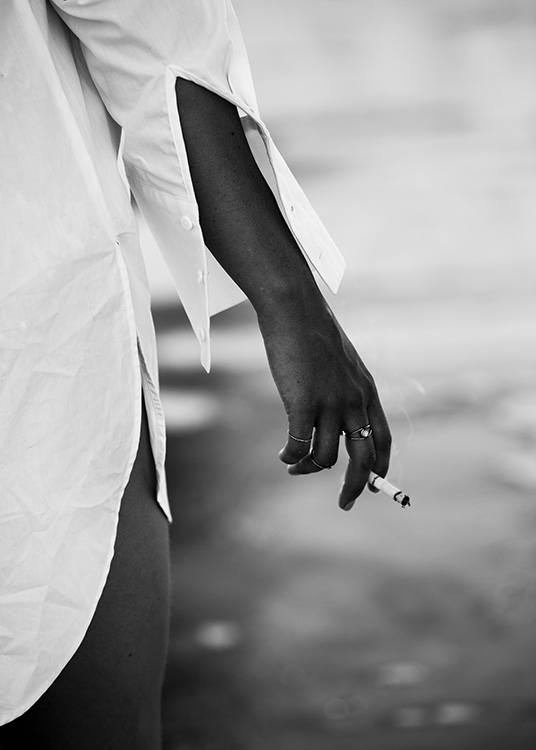 – Photographie en noir et blanc d''une fille tenant une cigarette au bord de l''eau 