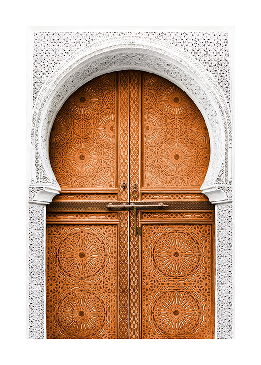 '– Photographie d''une porte de couleur okra entourée d''une entrée blanche.'