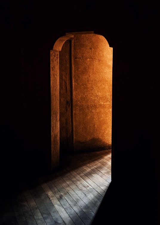 – Photographie de la lumière qui brille à travers une ouverture entre des murs sombres.