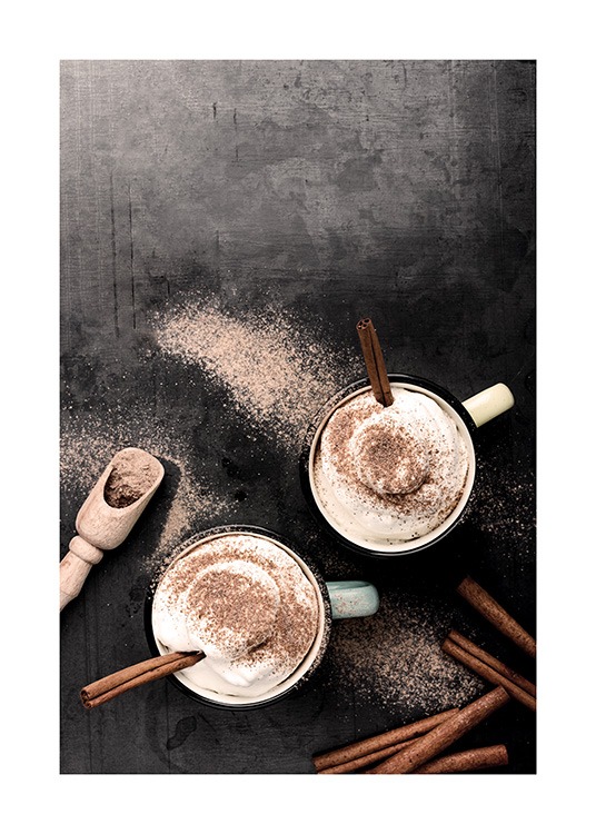 – Photographie de deux tasses vues d’en haut, avec des bâtons de cannelle et de la crème fouettée dedans
