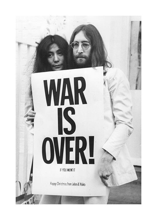 – Photographie en noir et blanc de John Lennon et Yoko Ono tenant une pancarte de protestation