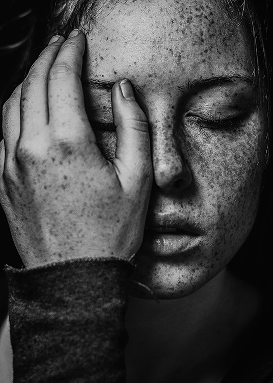 Girl With Freckles Affiche / Noir et blanc chez Desenio AB (12015)