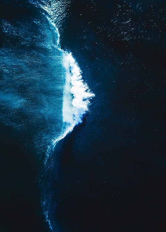 '–Photographie de l''océan avec une vague qui le traverse. '