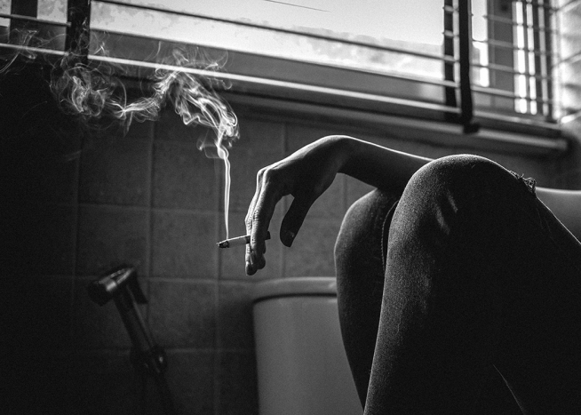 Smoking on the Floor Affiche / Noir et blanc chez Desenio AB (12298)