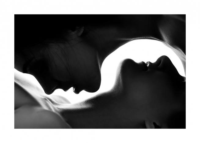 Kiss On The Neck Affiche / Noir et blanc chez Desenio AB (12487)
