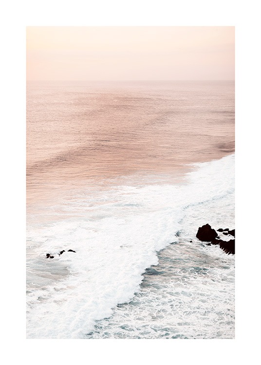  – Photographie de vagues et d’un océan rose avec un ciel rose clair derrière