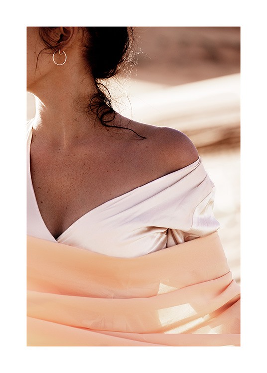 – Photographie de femme portant un haut blanc dans le désert, dévoilant son épaule