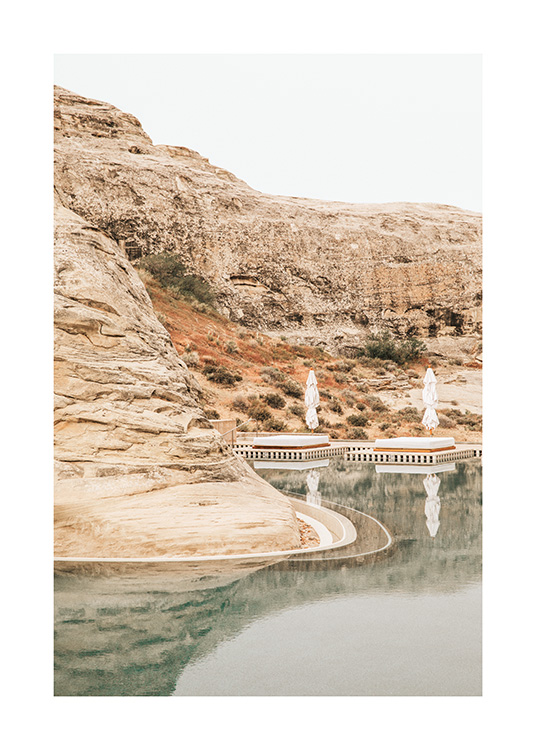  – Photographie d’un paysage de canyons avec une piscine et des transats au premier plan