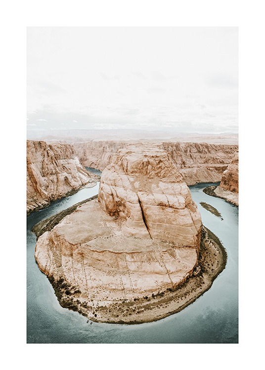  – Photographie vue d'en haut d’un paysage avec de l'eau en forme de fer à cheval entouré de canyons