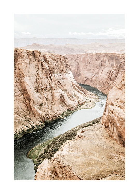  – Photographie d’une rivière qui coule à travers un paysage du canyon, vue d'en haut