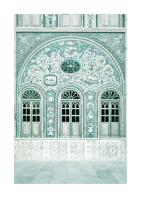 Photographie de la façade en menthe avec le motif de mosaïque et les portes de menthe