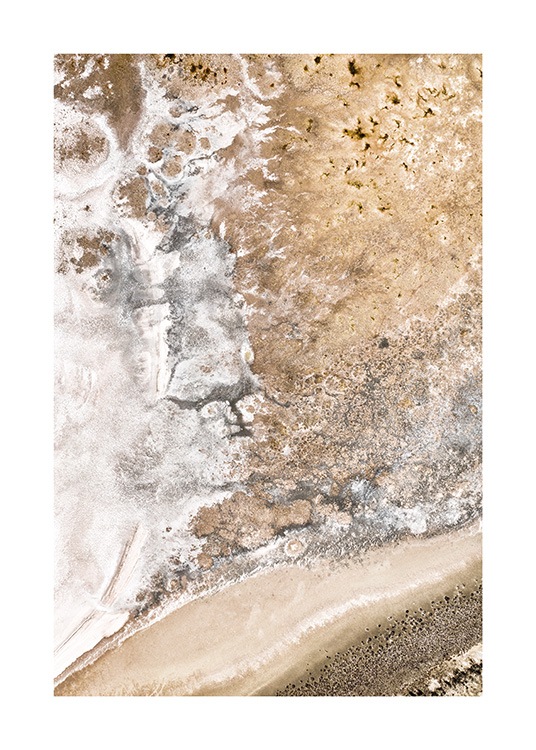  - Photographie aérienne d'un lac salé en beige et blanc avec des détails dorés