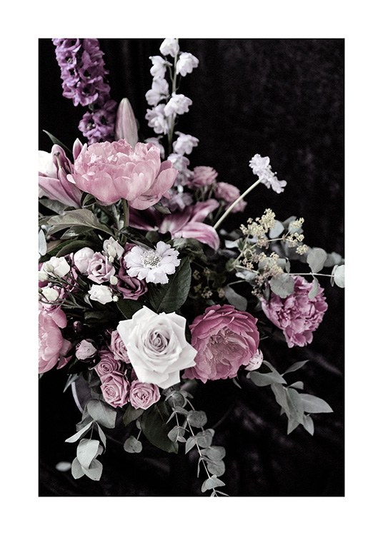  - Bouquet de fleurs avec des fleurs blanches, roses et violettes et des feuilles vertes sur un fond foncé