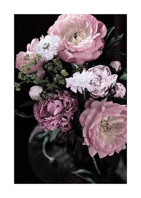  - Bouquet de fleurs roses et violettes avec des feuilles vertes et un fond foncé