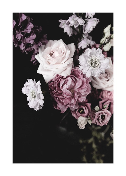  - Bouquet de fleurs roses, violettes et blanches foncées sur un fond foncé