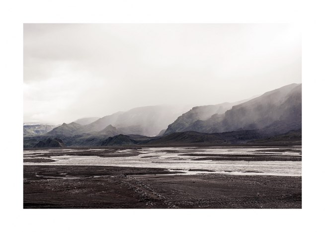  - Photographie d’un paysage avec des flaques d'eau et des montagnes couvertes de brouillard