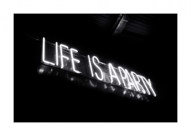  - Photographie en noir et blanc d’une enseigne lumineuse avec Life is a party