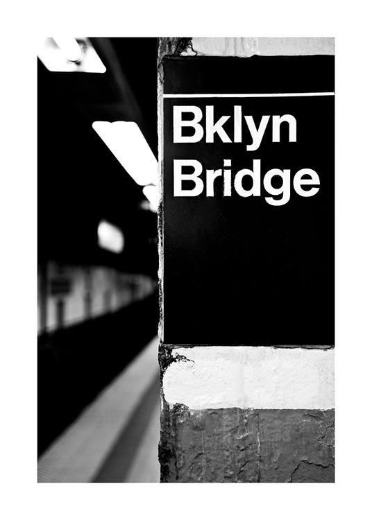  - Photographie en noir et blanc d’un panneau de métro à New York avec Bklyn Bridge