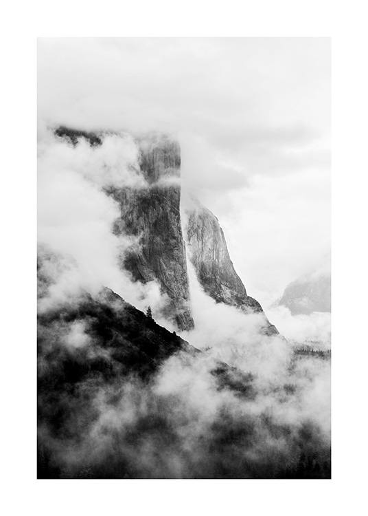  - Photographie en noir et blanc d'El Capitan sous le brouillard, une formation rocheuse en Californie
