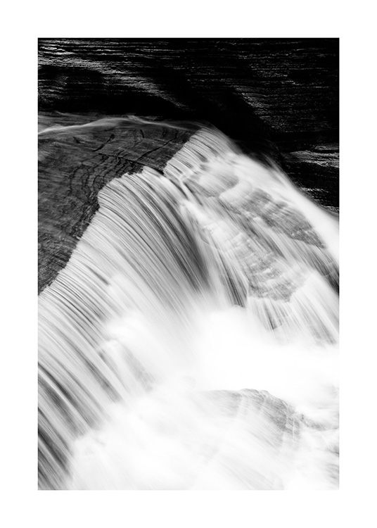  - Photographie en noir et blanc d’une cascade 