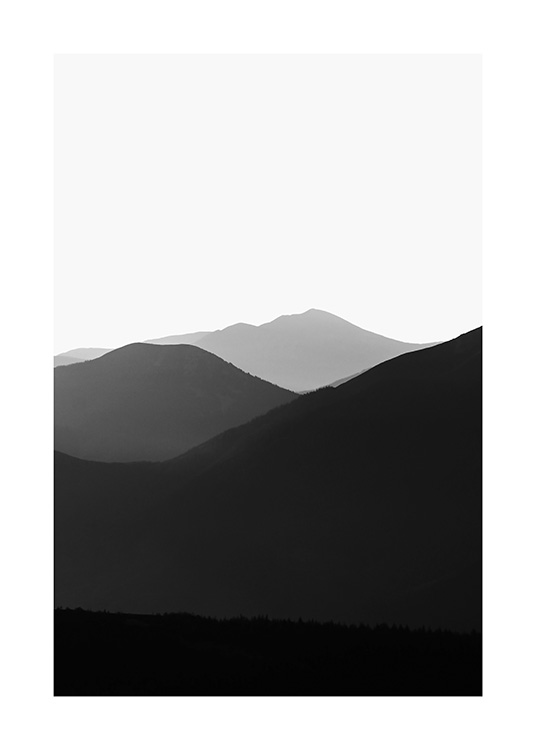  - Photographie en noir et blanc de la chaîne de montagnes des Carpates vue sous le brouillard