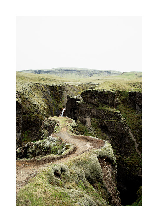 - Photographie d'un chemin étroit dans un paysage vert en Islande