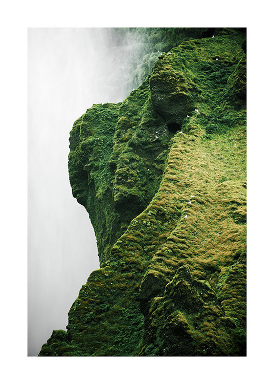  - Photographie de la cascade et des falaises vertes de Skogafoss