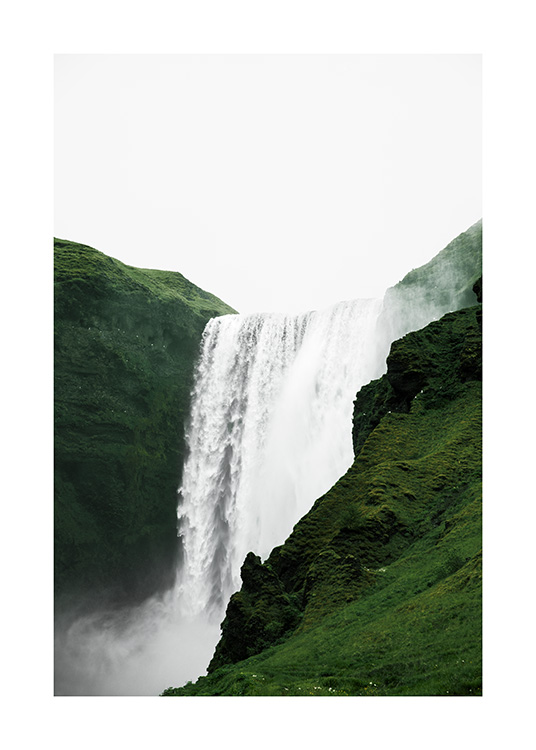 - Photographie d'un paysage vert autour de la cascade de Skogafoss en Islande