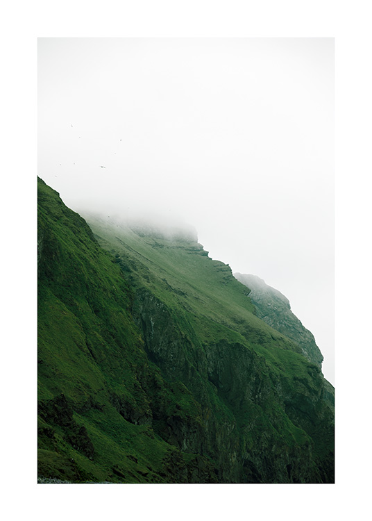  - Photographie d'un paysage vert brumeux en Islande