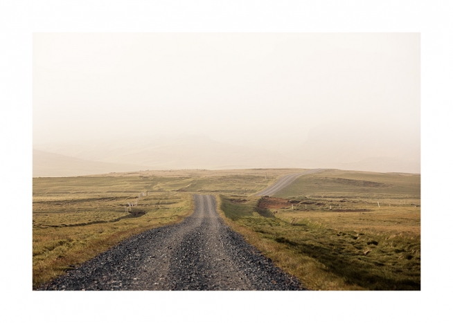  - Photographie d’un paysage islandais avec une route de gravier et des prairies vertes