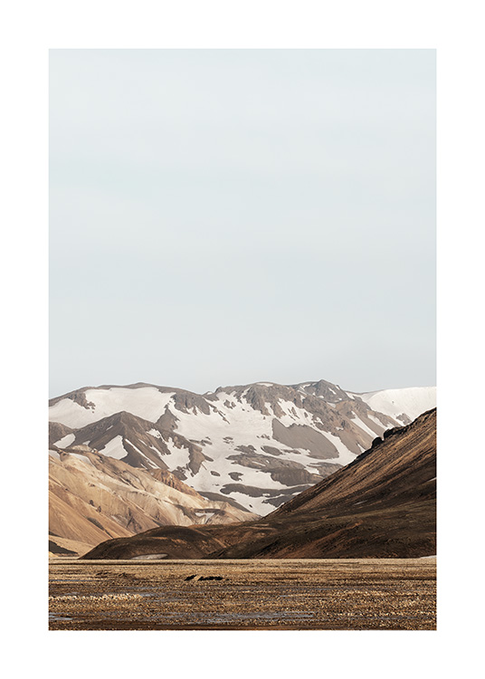 - Photographie d’un paysage montagneux enneigé en Islande