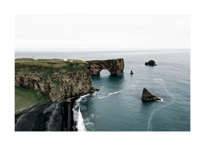  - Photographie de la mer et de falaises dans la péninsule de Dyrholaey en Islande, vue d’en haut