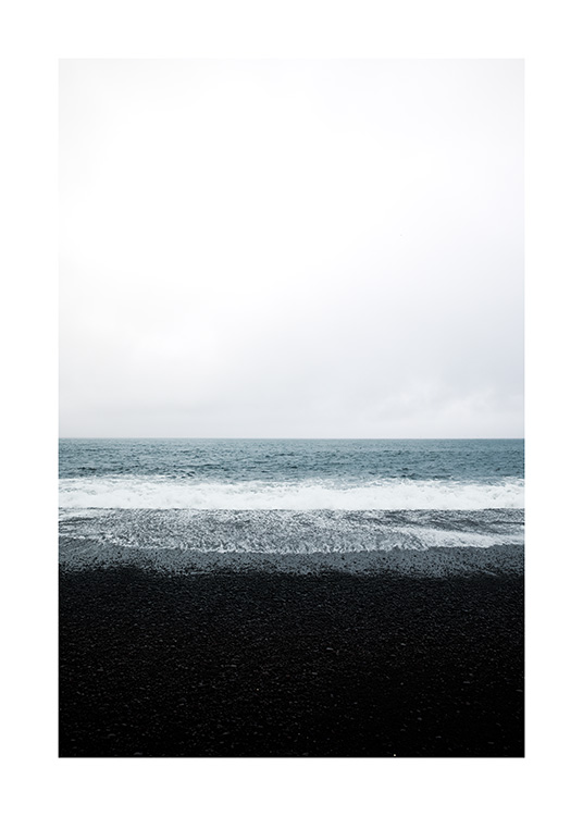  - Photographie d’une plage de sable noir et de l'océan en Islande