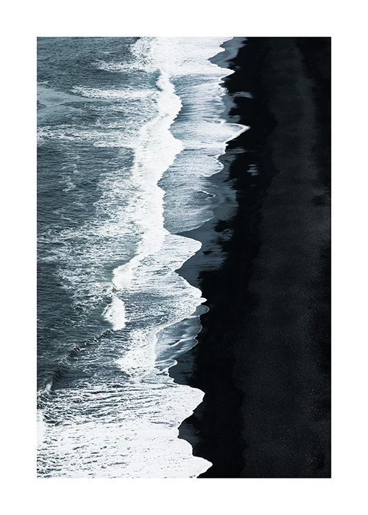 - Photographie de vagues d'océan et d’une plage de sable noir en Islande