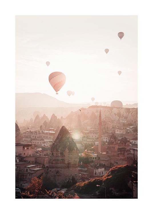  – Photographie avec des montgolfières et un coucher de soleil au-dessus de la ville de Cappadoce, en Turquie
