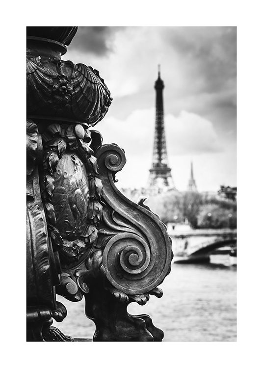  - Photographie en noir et blanc des détails d'un pont en face de la Tour Eiffel