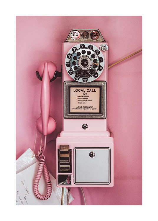 - Photographie d'un téléphone rose avec un style rétro et un arrière-plan rose