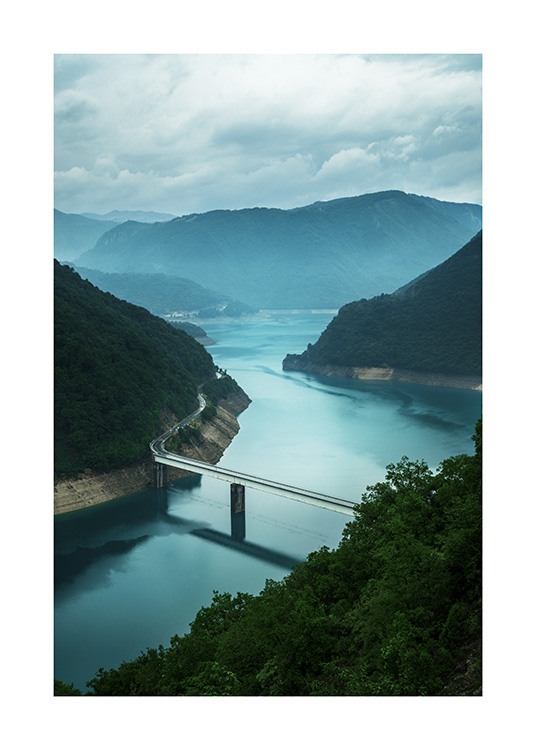  - Affiche de nature d'une photographie d'un fleuve à Naeroyfjord. On peut apercevoir un pont traversant l'eau et des montagnes en arrière-plan